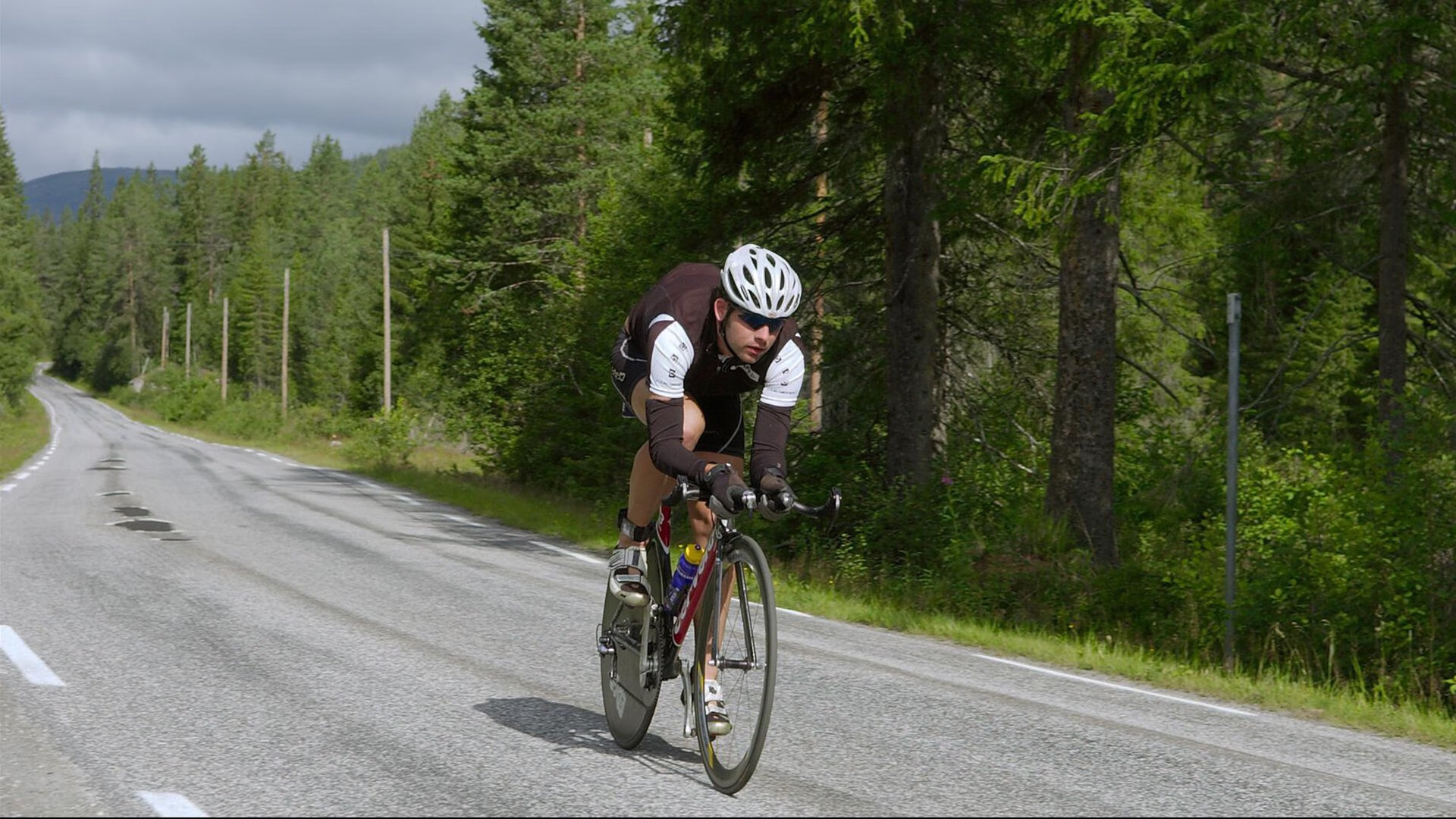 全国无人机竞速锦标赛 高速飞行穿越障碍赛道复杂